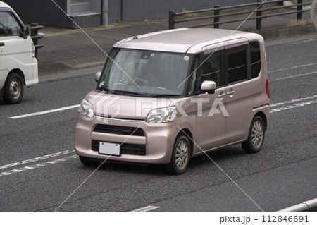 道路走行中の軽乗用車(トールワゴン) 112846691