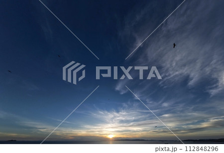 巻雲が広がった爽やかな夕方の空・晩夏・超広角・空主体・230915pm 巻雲が広がった爽やかな夕方の空・晩夏・超広角・空主体・230915pm 112848296