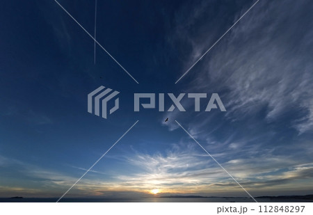 巻雲が広がった爽やかな夕方の空・晩夏・超広角・空主体・230915pm 巻雲が広がった爽やかな夕方の空・晩夏・超広角・空主体・230915pm 112848297
