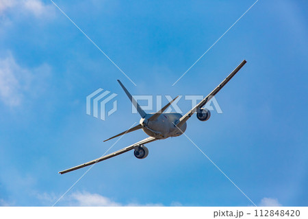 着陸する空中給油機 着陸する空中給油機 112848420