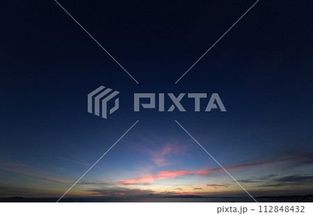 巻雲が赤く染まった神秘的な夕暮れ空・晩夏・超広角・空主体・230915pm 巻雲が赤く染まった神秘的な夕暮れ空・晩夏・超広角・空主体・230915pm 112848432