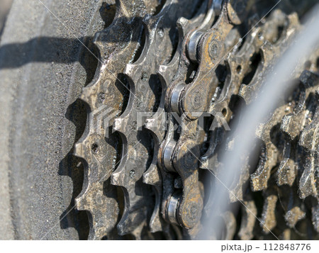 泥と油で汚れた自転車のチェーンとスプロケット 泥と油で汚れた自転車のチェーンとスプロケット 112848776