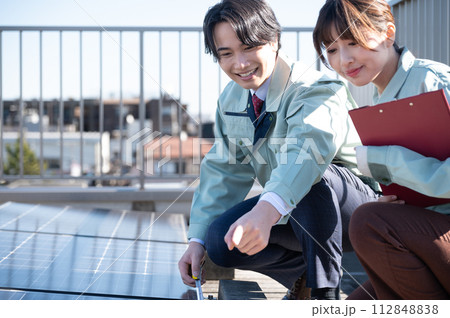 寸法確認する男女2人の若いエンジニア 112848838