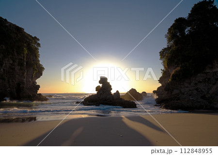 【人形岩 (夕景)】 鹿児島県薩摩川内市西方町 112848955