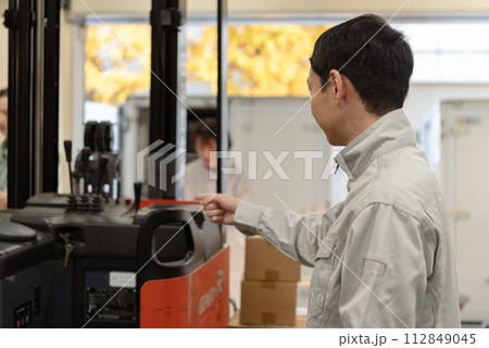 フォーフォークリフトの始業前点検を行う男性作業員 112849045