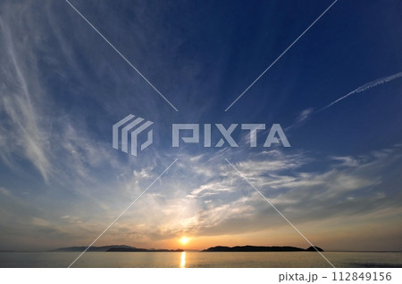 巻雲が空一面に広がった夕空・初夏・超広角・空主体・230607pm 112849156
