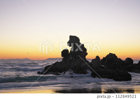 【人形岩 (夕景)】 鹿児島県薩摩川内市西方町 112849521