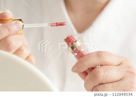 リップグロスを持つ女性の手元 112849534