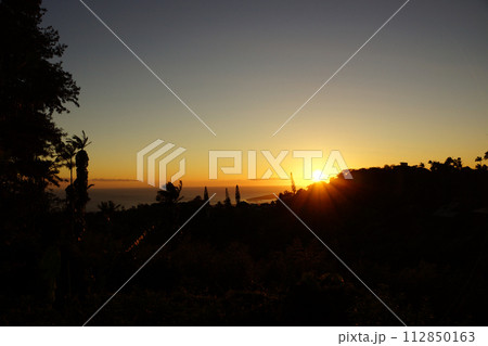 Sunset off the coast of Oahu, Hawaii 112850163