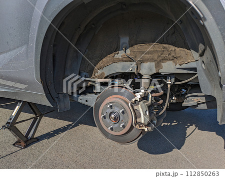 タイヤ交換のジャッキアップ 112850263