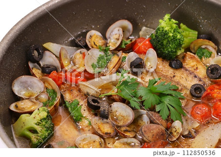 アクアパッツア 魚と魚介類の料理 オリーブオイル アクアパッツア 魚と魚介類の料理 オリーブオイル 112850536