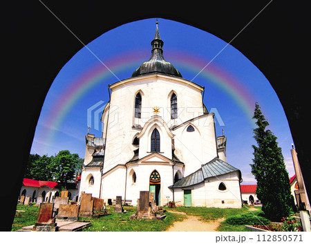 ゼレナーホラの巡礼聖堂にかかる虹 ゼレナーホラの巡礼聖堂にかかる虹 112850571