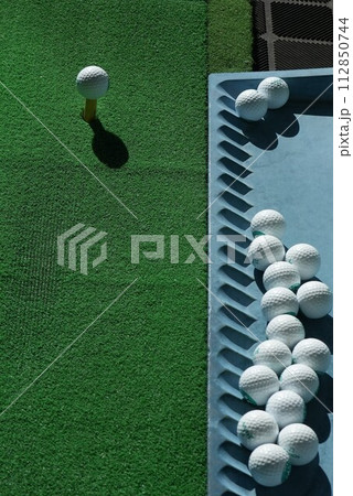 ゴルフ練習場の風景 ゴルフ練習場の風景 112850744