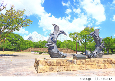 兵庫県姫路市、城見台公園から見た国宝姫路城と鯱の風景 兵庫県姫路市、城見台公園から見た国宝姫路城と鯱の風景 112850842