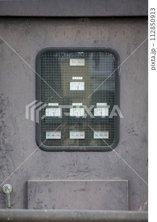 屋外に置かれた基盤装置のボックス 112850913