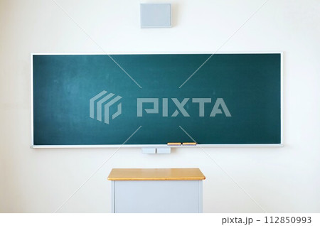 黒板と教壇 112850993