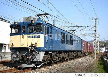 伯備線をゆくEF64形電気機関車（EF64形1034号機） 112851187
