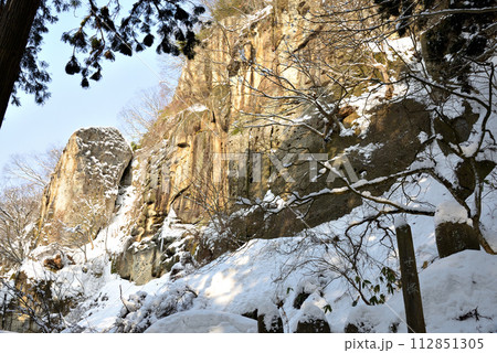 山寺　冬の百丈岩 112851305
