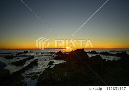 平磯海岸の白亜紀層岩礁に太平洋の霧立つ海面からの日の出 平磯海岸の白亜紀層岩礁に太平洋の霧立つ海面からの日の出 112851527