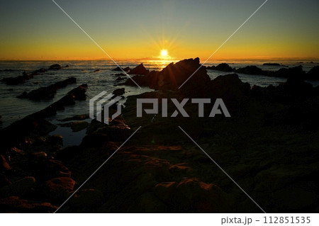 平磯海岸の白亜紀層岩礁に太平洋の霧立つ海面からの日の出 平磯海岸の白亜紀層岩礁に太平洋の霧立つ海面からの日の出 112851535