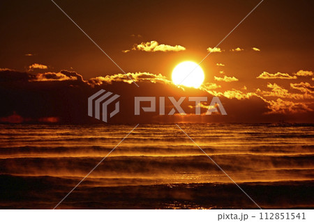 平磯海岸の太平洋の霧立つ海面からの日の出 112851541