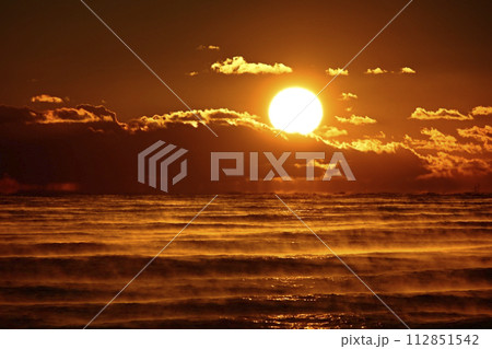 平磯海岸の太平洋の霧立つ海面からの日の出 112851542