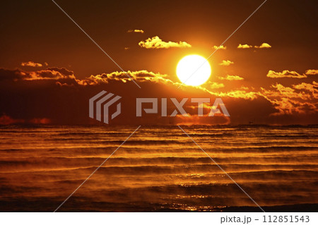 平磯海岸の太平洋の霧立つ海面からの日の出 112851543