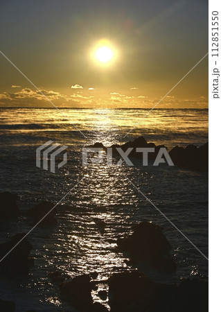 平磯海岸の白亜紀層岩礁に太平洋の霧立つ海面からの日の出 平磯海岸の白亜紀層岩礁に太平洋の霧立つ海面からの日の出 112851550