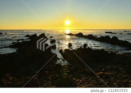 平磯海岸の白亜紀層岩礁に太平洋の霧立つ海面からの日の出 112851555