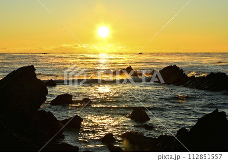 平磯海岸の白亜紀層岩礁に太平洋の霧立つ海面からの日の出 平磯海岸の白亜紀層岩礁に太平洋の霧立つ海面からの日の出 112851557