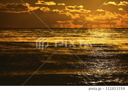 平磯海岸の朝日差す太平洋の霧立つ海面 平磯海岸の朝日差す太平洋の霧立つ海面 112851559