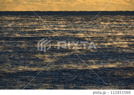平磯海岸の朝日差す太平洋の霧立つ海面 平磯海岸の朝日差す太平洋の霧立つ海面 112851560