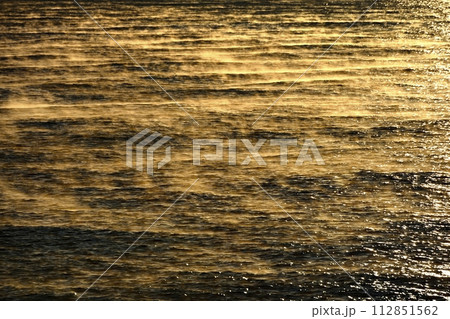 平磯海岸の朝日差す太平洋の霧立つ海面 112851562