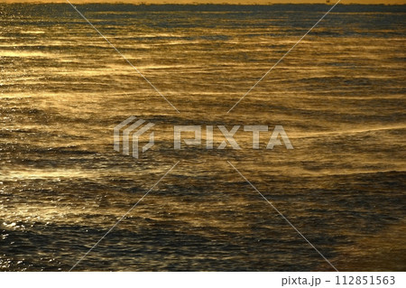 平磯海岸の朝日差す太平洋の霧立つ海面 112851563