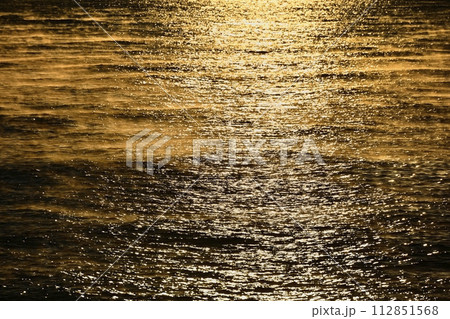 平磯海岸の朝日差す太平洋の霧立つ海面 平磯海岸の朝日差す太平洋の霧立つ海面 112851568