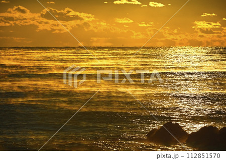平磯海岸の朝日差す太平洋の霧立つ海面 平磯海岸の朝日差す太平洋の霧立つ海面 112851570