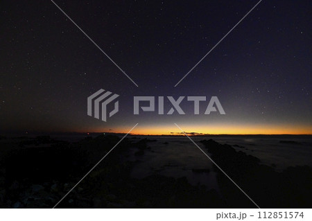 平磯海岸の白亜紀層岩礁に太平洋と星空 112851574