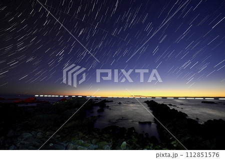 平磯海岸の白亜紀層岩礁に太平洋と星空（軌跡・合成） 112851576