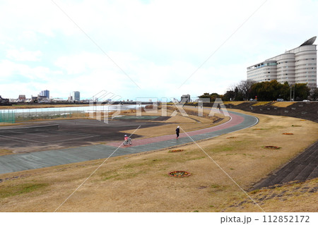 長良川沿いのジョギングコース、高橋尚子ロード(長良川公園) 長良川沿いのジョギングコース、高橋尚子ロード(長良川公園) 112852172