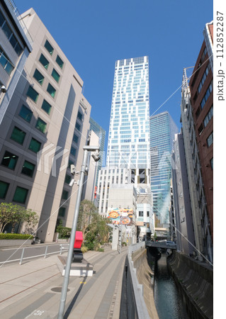 渋谷のビル群を見上げる都市風景 渋谷のビル群を見上げる都市風景 112852287