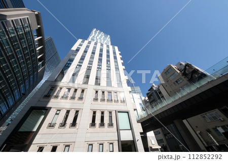 渋谷のビル群を見上げる都市風景 112852292