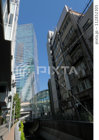 渋谷のビル群を見上げる都市風景 112852305