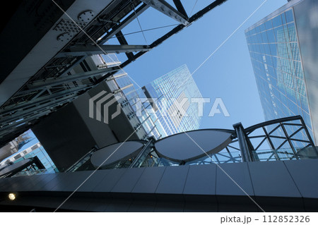 渋谷のビル群を見上げる都市風景 112852326