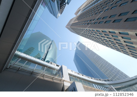 汐留の高層ビルとゆりかもめを見上げるオフィス街の風景 112852346