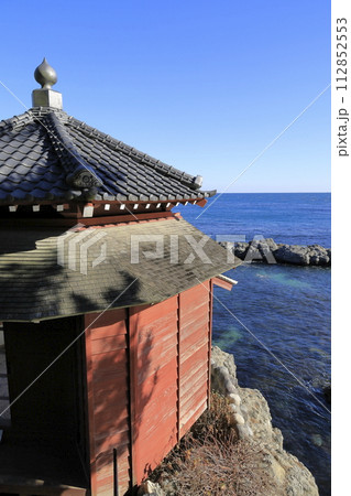晴天の風光明媚で穏やかな紺碧の海岸線にひっそりと建つ、茨城県北茨城市五浦(いづら)のシンボル、六角堂 晴天の風光明媚で穏やかな紺碧の海岸線にひっそりと建つ、茨城県北茨城市五浦(いづら)のシンボル、六角堂 112852553