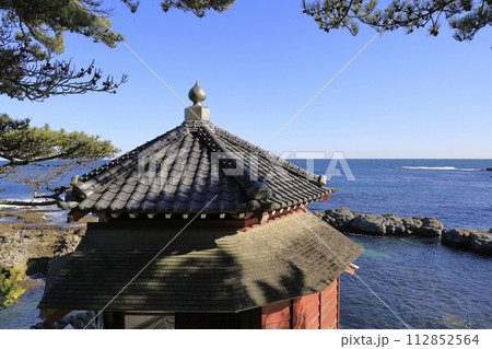晴天の風光明媚で穏やかな紺碧の海岸線にひっそりと建つ、茨城県北茨城市五浦（いづら）のシンボル、六角堂 112852564