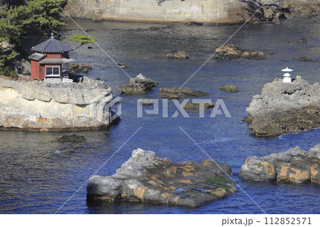 晴天の風光明媚で穏やかな紺碧の海岸線にひっそりと建つ、茨城県北茨城市五浦(いづら)のシンボル、六角堂 晴天の風光明媚で穏やかな紺碧の海岸線にひっそりと建つ、茨城県北茨城市五浦(いづら)のシンボル、六角堂 112852571