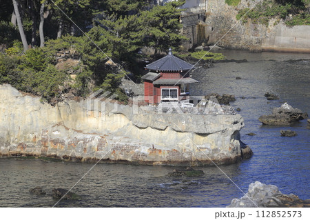 晴天の風光明媚で穏やかな紺碧の海岸線にひっそりと建つ、茨城県北茨城市五浦(いづら)のシンボル、六角堂 晴天の風光明媚で穏やかな紺碧の海岸線にひっそりと建つ、茨城県北茨城市五浦(いづら)のシンボル、六角堂 112852573
