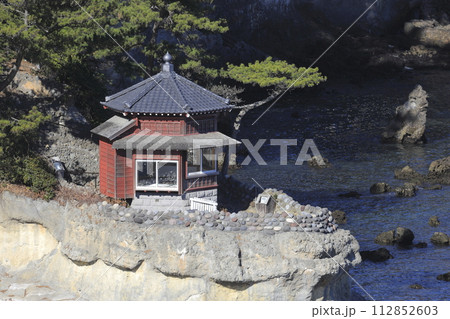 晴天の風光明媚で穏やかな紺碧の海岸線にひっそりと建つ、茨城県北茨城市五浦(いづら)のシンボル、六角堂 晴天の風光明媚で穏やかな紺碧の海岸線にひっそりと建つ、茨城県北茨城市五浦(いづら)のシンボル、六角堂 112852603