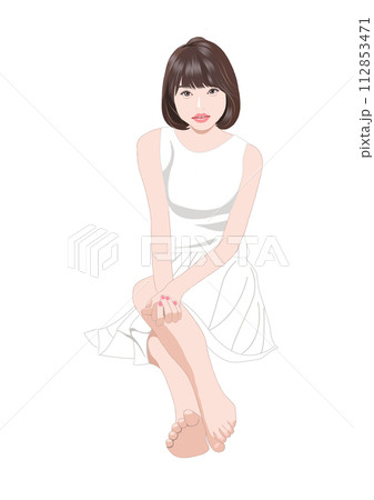 足を伸ばして床に座る少女イラスト 112853471